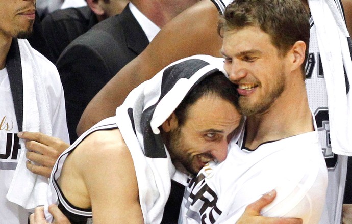 Manu Ginobili e Tiago Splitter comemoração NBA campeão (Foto: Reuters)