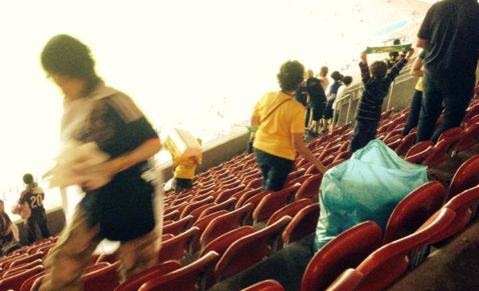 Torcida do Japão limpando Arena Pernambuco  (Foto: Reprodução / Facebook)