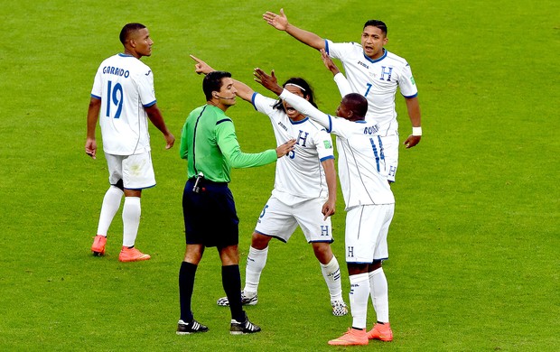 Honduras reclamação gol França (Foto: AFP)