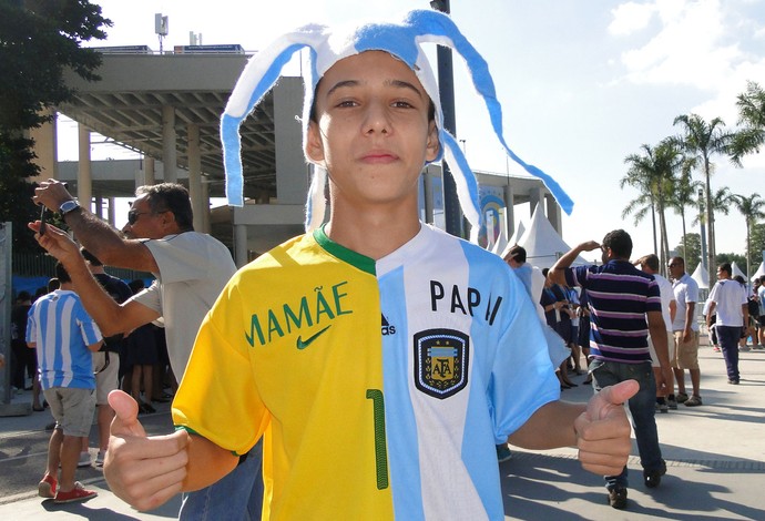 menina felipe camisa brasil e Argentina maracanã (Foto: Thiago Dias)