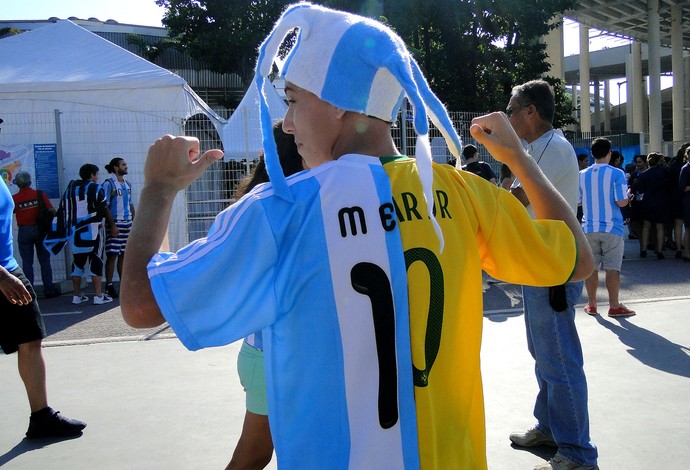 menina felipe camisa brasil e Argentina maracanã (Foto: Thiago Dias)