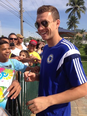 Dzeko Autografo Bósnia  (Foto: Bruno Giufrida)