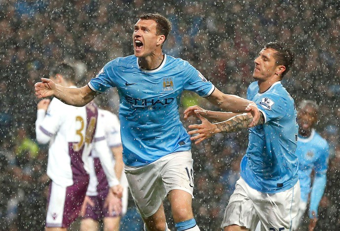 Dzeko Comemora gol do Manchester City contra o Aston Villa (Foto: Agência Reuters)