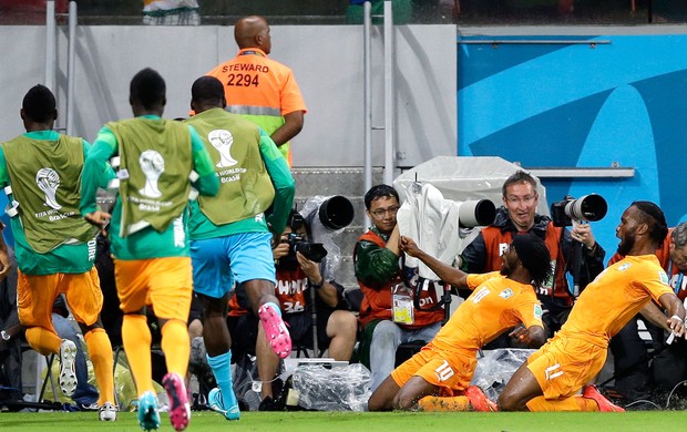 Gervinho Costa do Marfim x Japão - Arena Pernambuco (Foto: Agência AP )