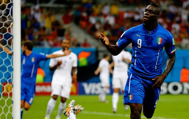 Balotelli itália gol inglaterra arena amazonia (Foto: Agência Getty Images)