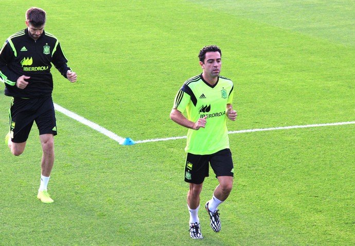 Pique e Xavi Treino Espanha (Foto: Alexandre Alliatti)