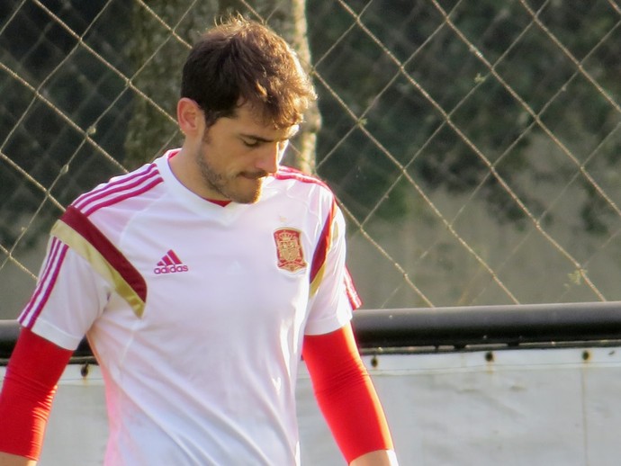 Casillas, goleiro da Espanha, no treino (Foto: Fernando Freire)