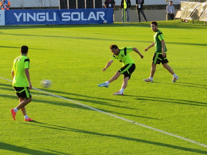 Reservas da Espanha treinam em campo reduzido (Foto: Fernando Freire)