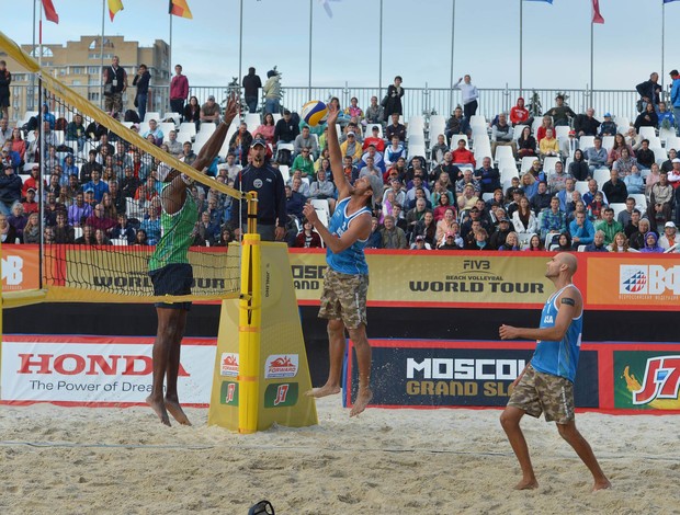 Sean Rosenthal briga na rede com Evandro pelo Grand Slam de Moscou de vôlei de praia  (Foto: Divulgação/FIVB)