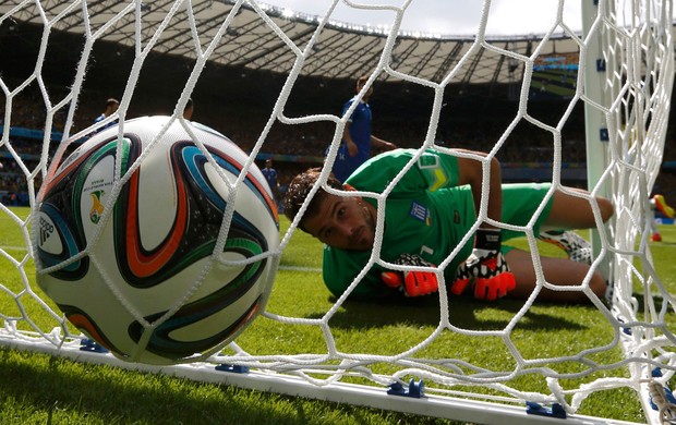 armero Karnezis colombia x grecia mineirão  (Foto: Reuters)