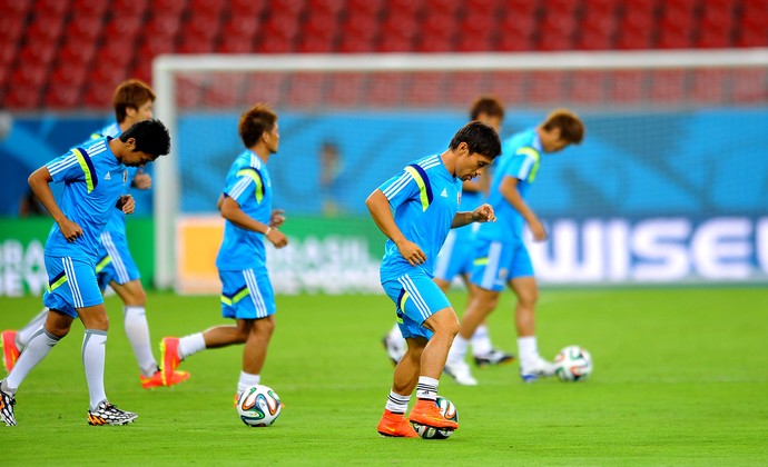 jogadores no treino do Japão (Foto: Aldo Carneiro / Pernambuco Press)