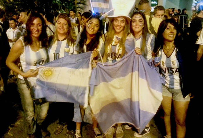 torcida da Argentina na porta do hotel (Foto: Vicente Seda)