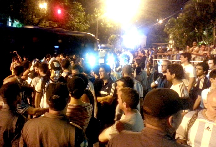 torcida da Argentina na porta do hotel (Foto: Vicente Seda)