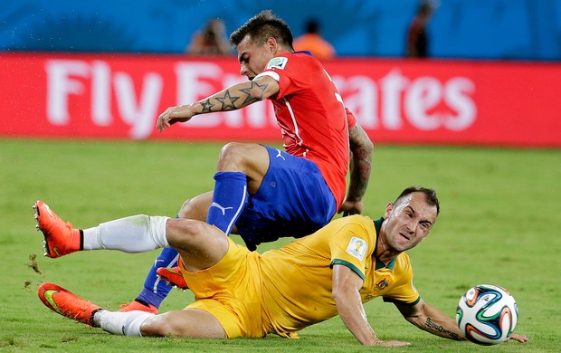 Vargas e Franjic Chile x Austrália Arena Pantanal (Foto: AP)