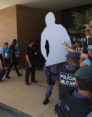 Torcedor com imagem do Balotelli na chegada da Itália em Manaus (Foto: Ivan Raupp/GloboEsporte.com)