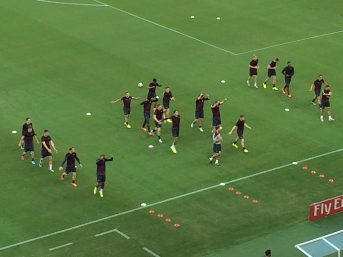 Jogadores da Inglaterra fizeram o reconhecimento do gramado da Arena da Amazônia (Foto: Ivan Raupp)