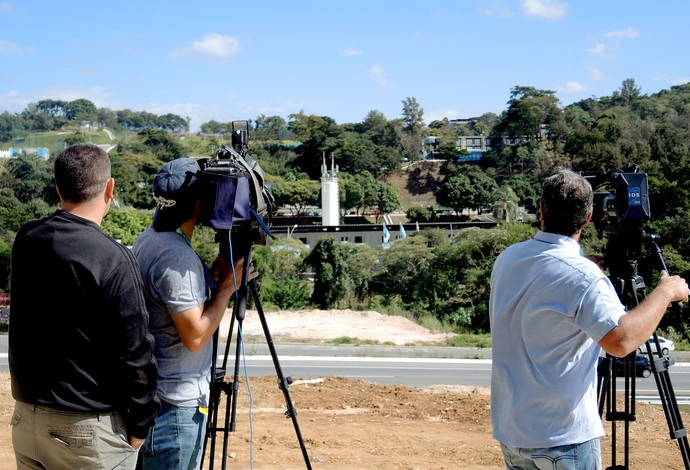 Jornalistas observam treino fechado da Argentina (Foto: Cahê Mota )