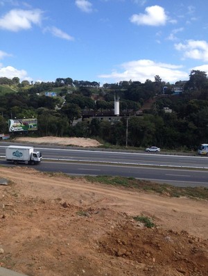 Jornalistas acompanharam atividade a partir de morro às margens de rodovia mineira (Foto: Cahê Mota)