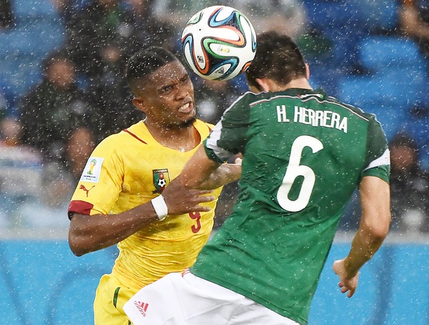 herrera eto'o mexico x camarões arena dunas chuva (Foto: AFP)