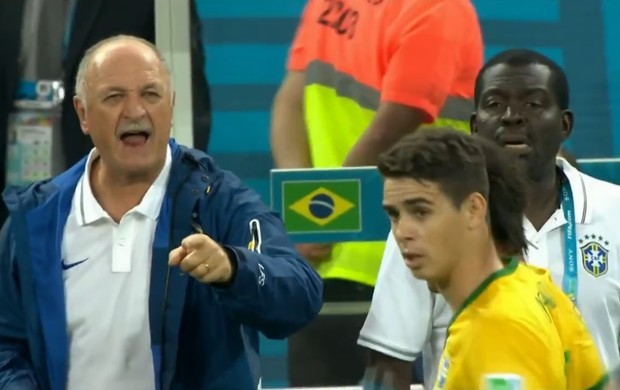 Felipão grita para Oscar, no primeiro gol (Foto: Reprodução SporTV)