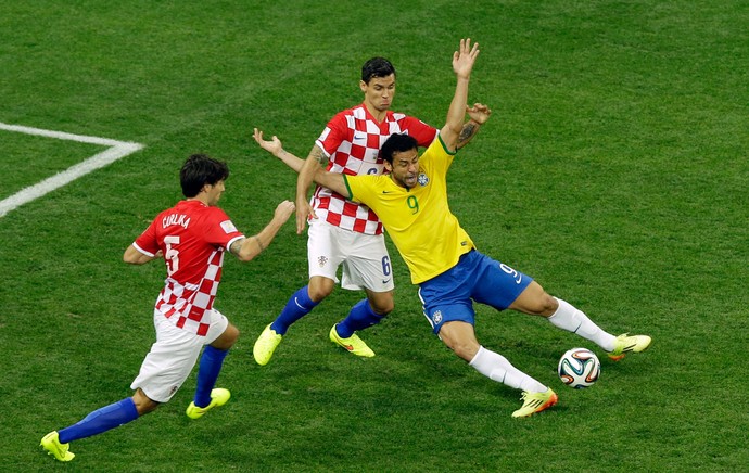 fred penalti brasil x croacia (Foto: AP)