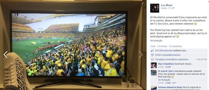 Messi com as pernas para cima acompanhando o jogo entre Brasil e Argentina (Foto: Reprodução/Facebook)