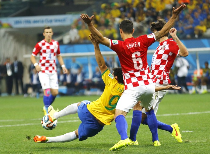 Fred e Lovren Brasil e Croácia (Foto: Agência Reuters)