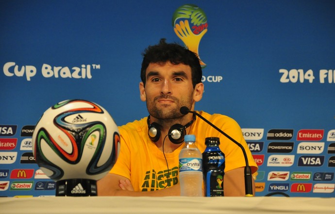 Mile Jedinak demonstra confiança para estreia no Mundial contra o Chile (Foto: Hélder Rafael)