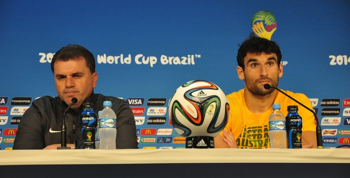 Técnico Ange Postecoglou e o capitão australiano Mile Jedinak (Foto: Hélder Rafael)