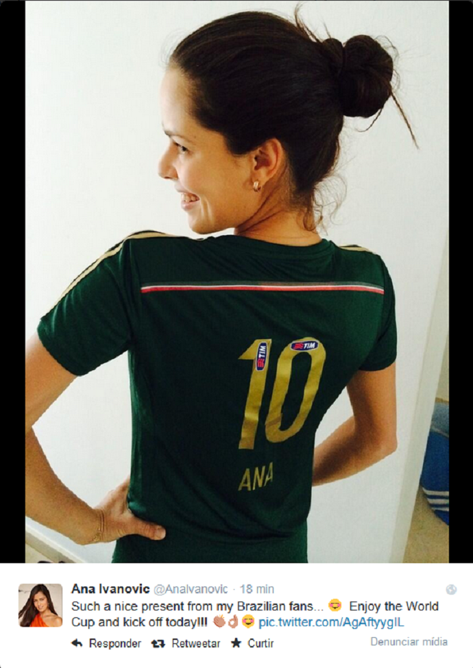 Ana Ivanovic posa com camisa do Palmeiras (Foto: Reprodução)