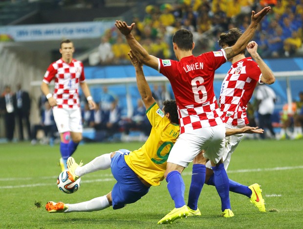 Fred e Lovren Brasil e Croácia (Foto: Agência Reuters)