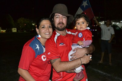 Trinidad no colo dos pais Javier e Paola: a primeira Copa da bebê chilena (Foto: Amanda Kestelman)