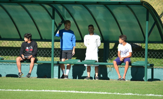 jogadores da base observam o treino da Costa do Marfim (Foto: Guto Marchiori)