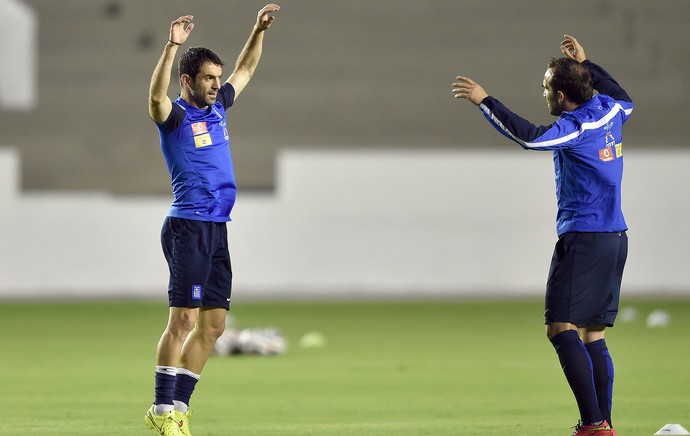 Karagounis no treino da Grécia (Foto: AFP)