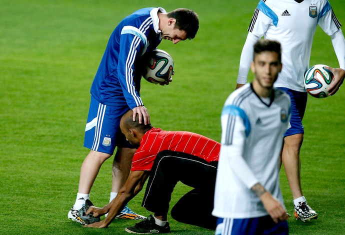 torcida invade o treino da Argentina com Messi (Foto: AP)