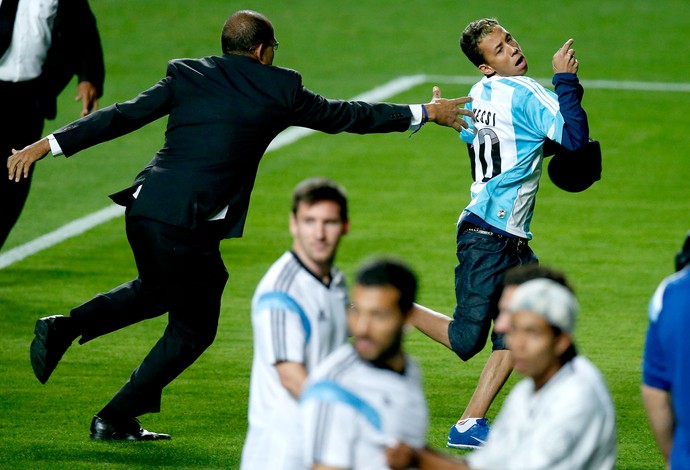 torcida invade o treino da Argentina com Messi (Foto: AP)