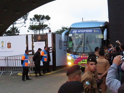 Espanha deixa o CT do Caju rumo ao aeroporto (Foto: Fernando Freire)