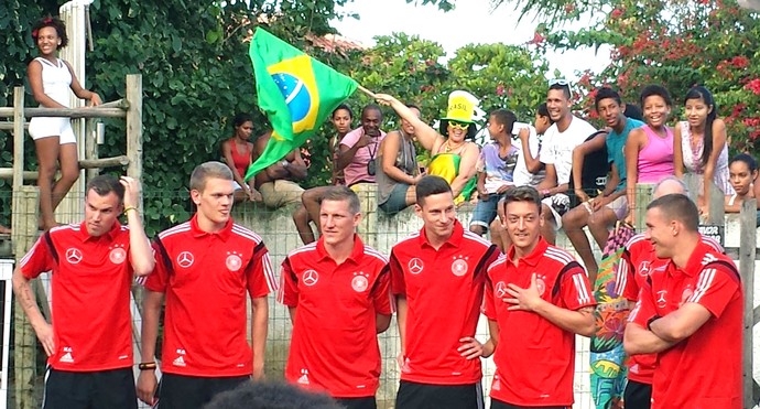 Alemães com crianças em escola (Foto: Victor Canedo)