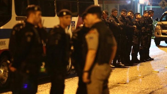 Policiais que vão fazer a segurança da delegação de Gana em Alagoas (Foto: Jonathan Lins)