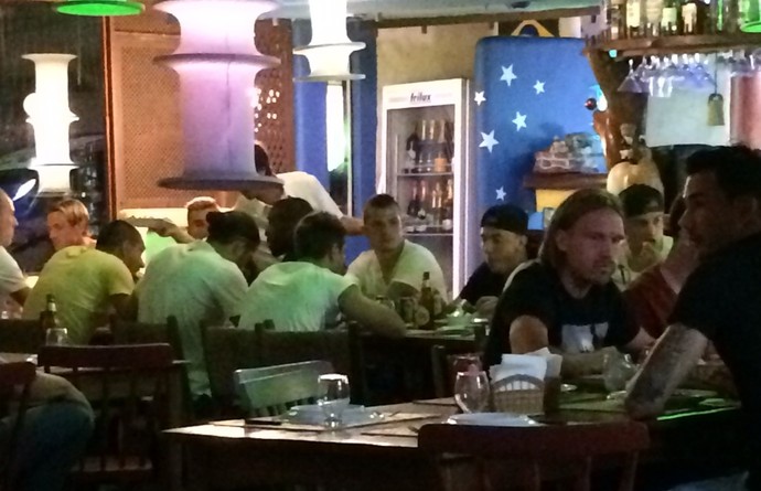 Jogadores da seleção suíça vão a restaurante em Arraial d´Ajuda (Foto: Thiago Quintella)