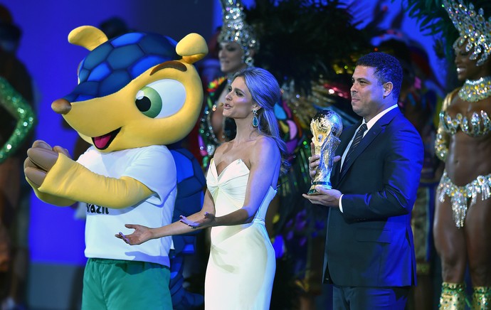 Fernanda Lima e Ronaldo com mascote no Congresso da Fifa (Foto: AFP)