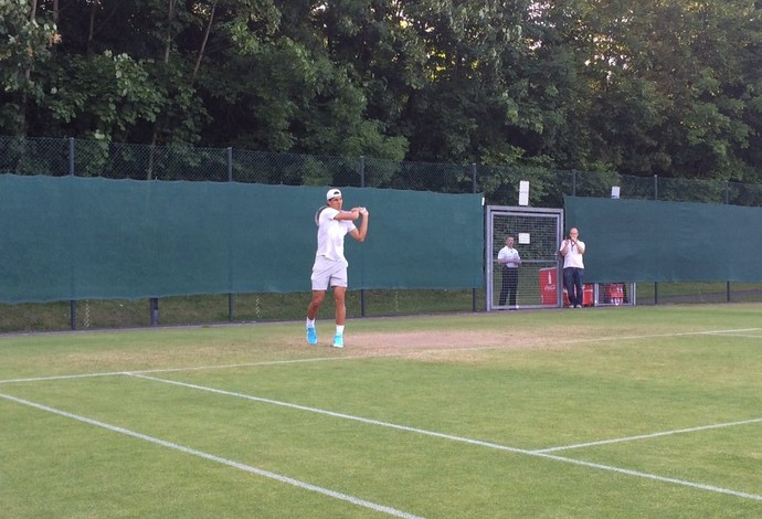 Nadal treina na grama um dia depois de vencer Roland Garros (Foto: Reprodução Facebook)