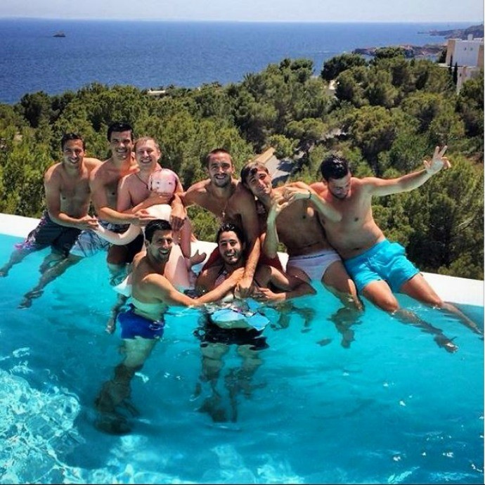 Djokovic em piscina com amigos e boneca inflável (Foto: Reprodução/Instagram)