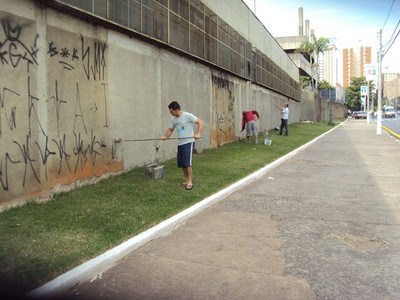 Torcedores do Guarani pintam muro do Estádio (Foto: Arquivo Pessoal: Fernando Pereira)