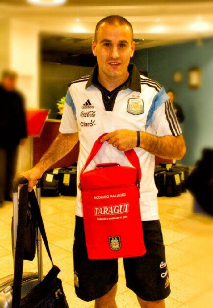 Rodrigo Palacio exibe seu kit personalizado para fazer o tradicional mate (Foto: Reprodução / Twitter)