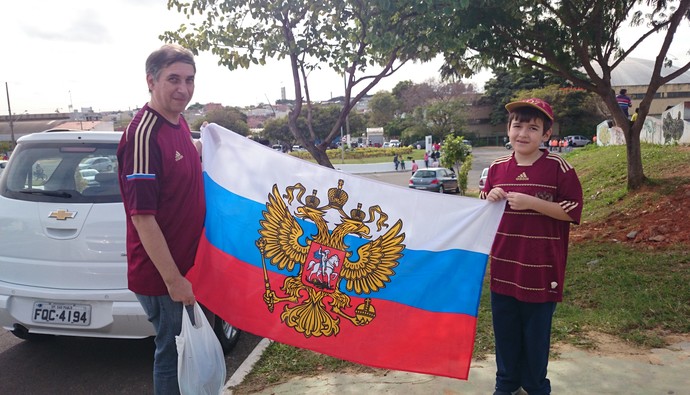 Marcelo Bonini, fã da cultura russa, e o filho Artur (Foto: Marcus Vinícius de Oliveira Souza)