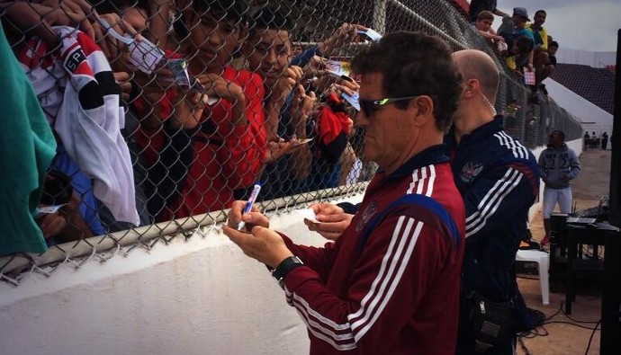 Fabio Capello distribui autógrafos durante treino da seleção russa (Foto: Reprodução/Twitter)