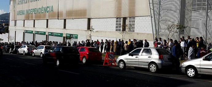 Fila para treino aberto da Argentina no Independência (Foto: Tayrane Corrêa)