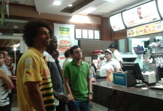 Assou-Ekotto, folclórico lateral-esquerdo de Camarões, janta em rede de fast-food (Foto: Luciana Castro/A Gazeta)