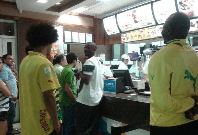 Assou-Ekotto, folclórico lateral-esquerdo de Camarões, janta em rede de fast-food (Foto: Luciana Castro/A Gazeta)